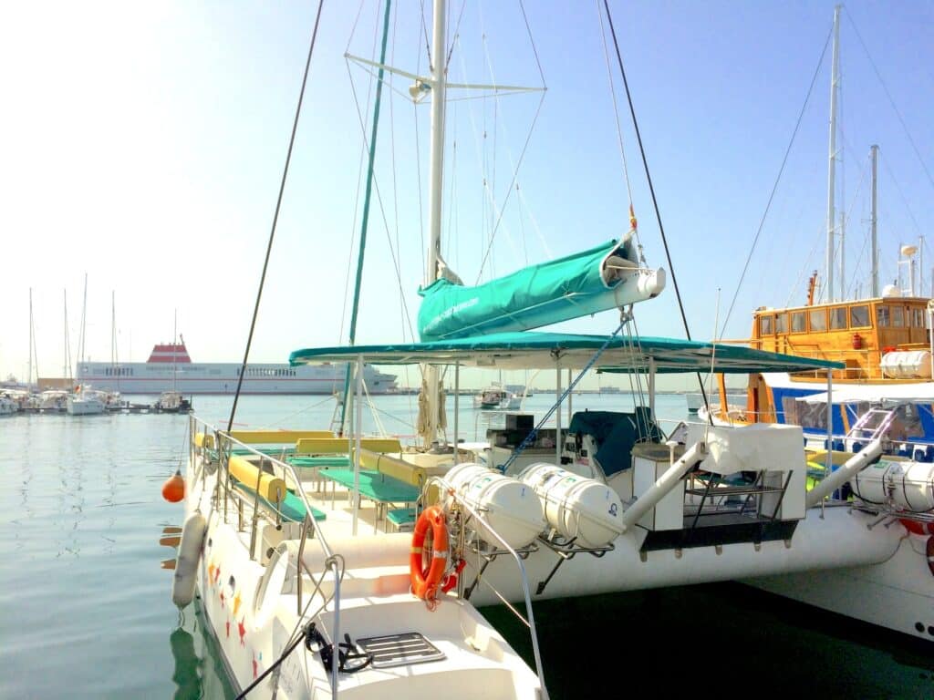 Katamaran im Hafen bei Sonnenschein