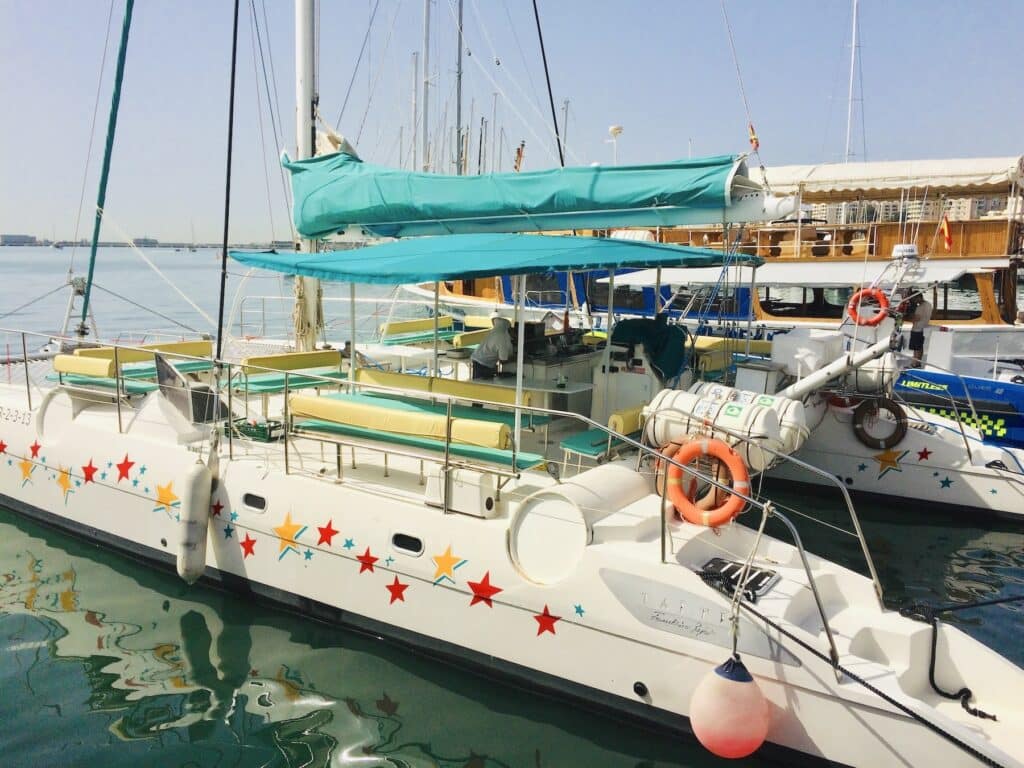 Katamaran mit Sternen im Hafen