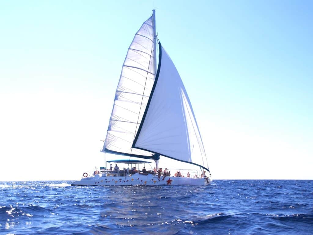 Segelboot mit Menschen auf dem Meer