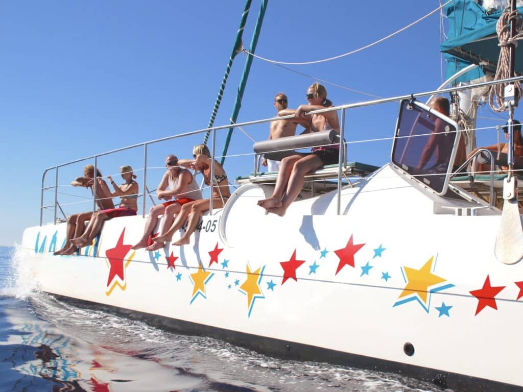 Menschen auf einem Boot mit Sternenmuster