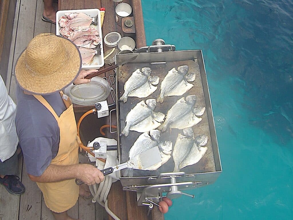 Fisch grillen auf dem Boot