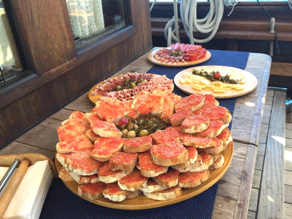 Tapas auf Boot: Brot, Wurst, Käse