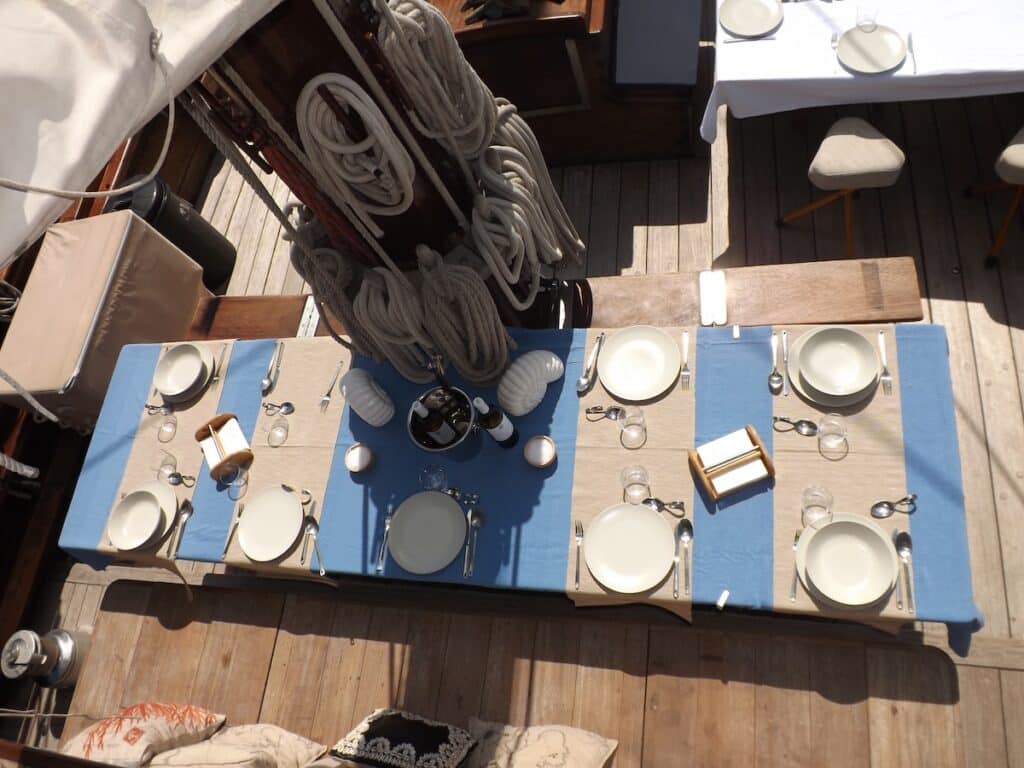 Gedeckter Tisch auf Segelboot