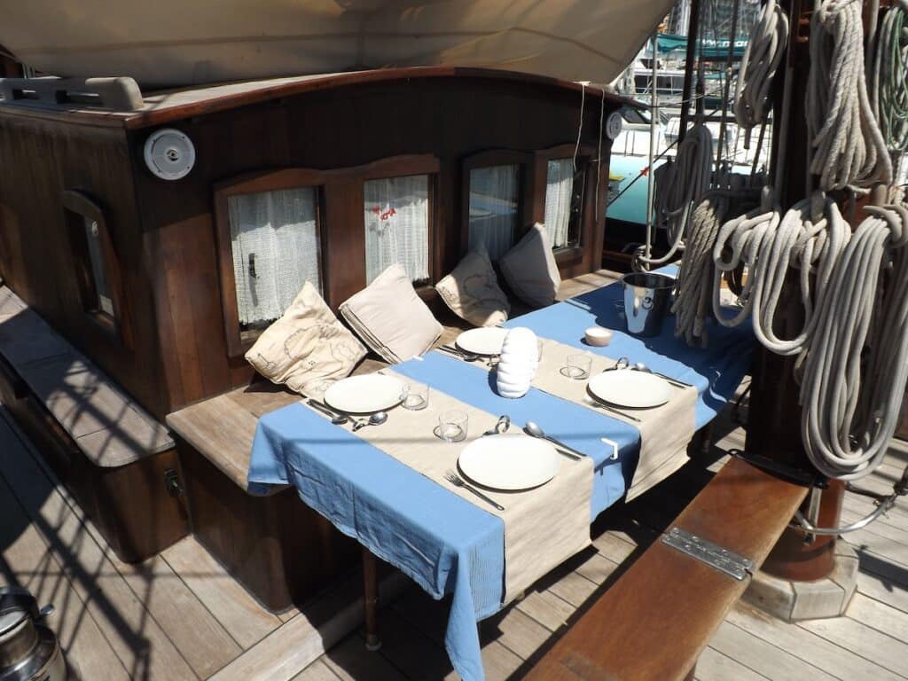 Gedeckter Tisch auf einem Schiff