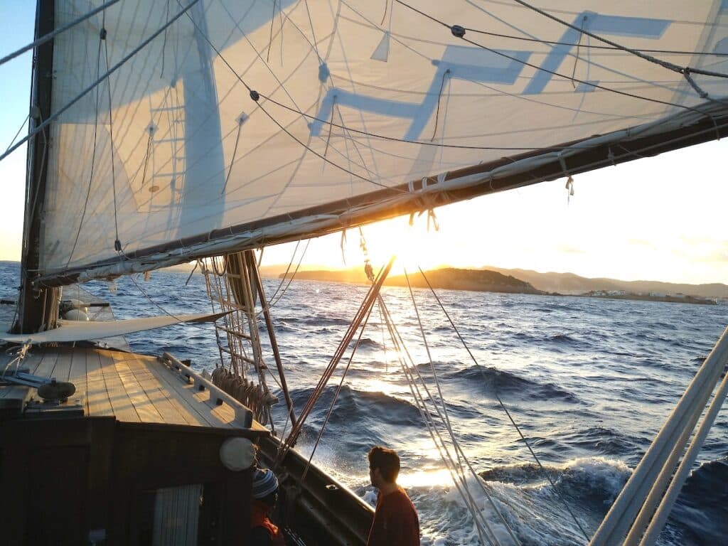 Segelboot bei Sonnenuntergang auf dem Meer