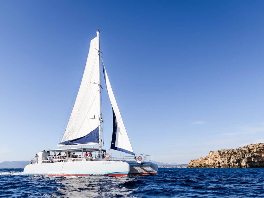 Segelboot auf dem Meer unter blauem Himmel