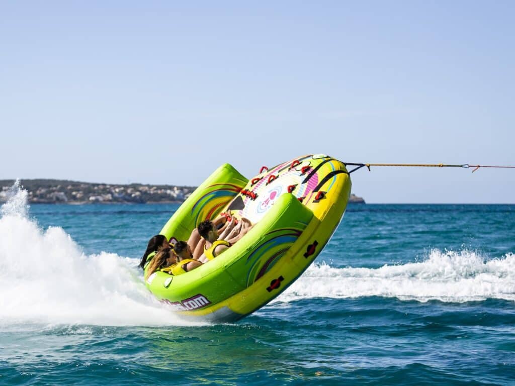 Spaß auf dem Wasser: Tubing mit Freunden