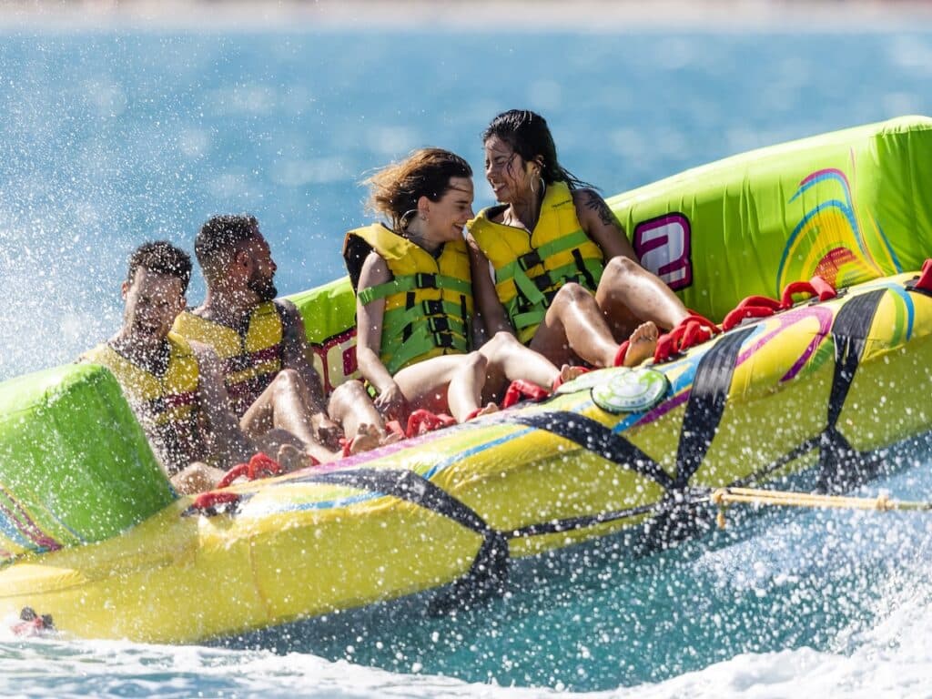 Spaß auf dem Banana Boat im Meer