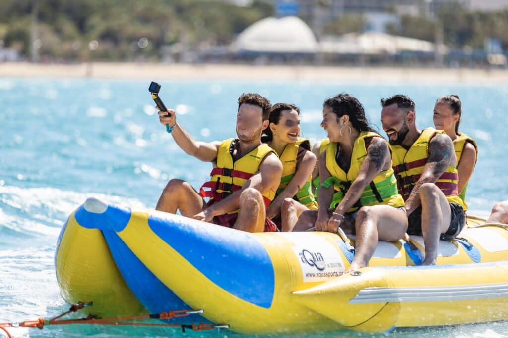 Spaß auf der Banane am Meer