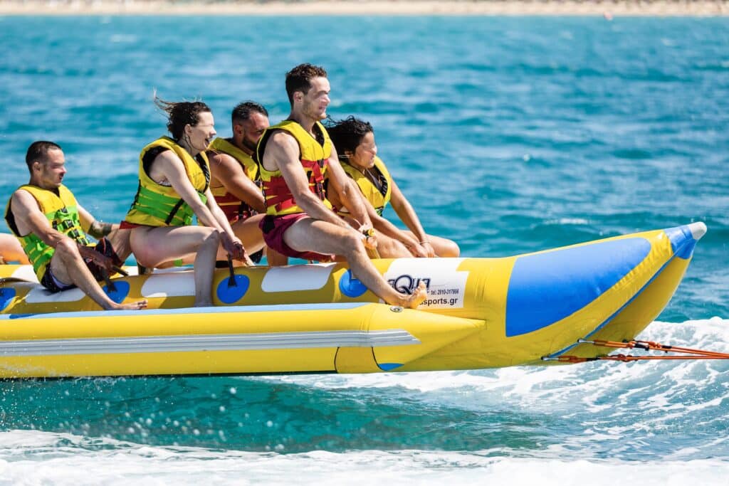 Bananenboot mit Personen auf dem Meer