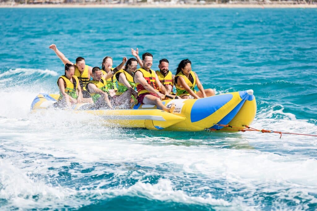 Bananenbootfahrt mit Spaß im Meer