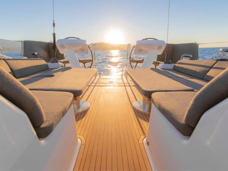 Yachtdeck bei Sonnenuntergang