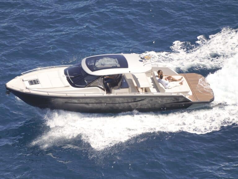 Yacht auf dem Meer mit Personen