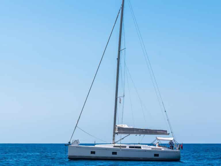 Segelboot auf dem blauen Meer