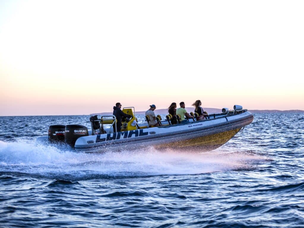 Schnellboot mit Passagieren auf dem Meer