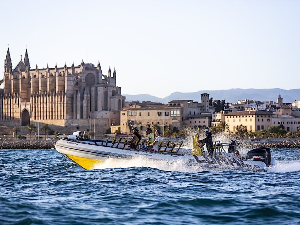 Schnellbootfahrt vor Kathedrale von Palma