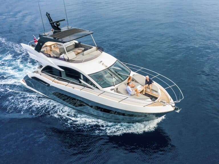 Luxusyacht auf dem Meer mit Personen