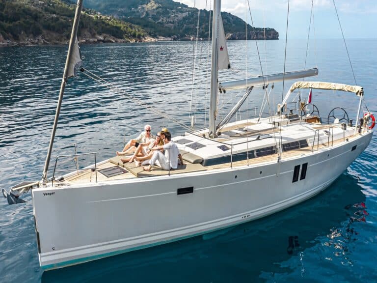 Segelboot mit Menschen auf dem Meer